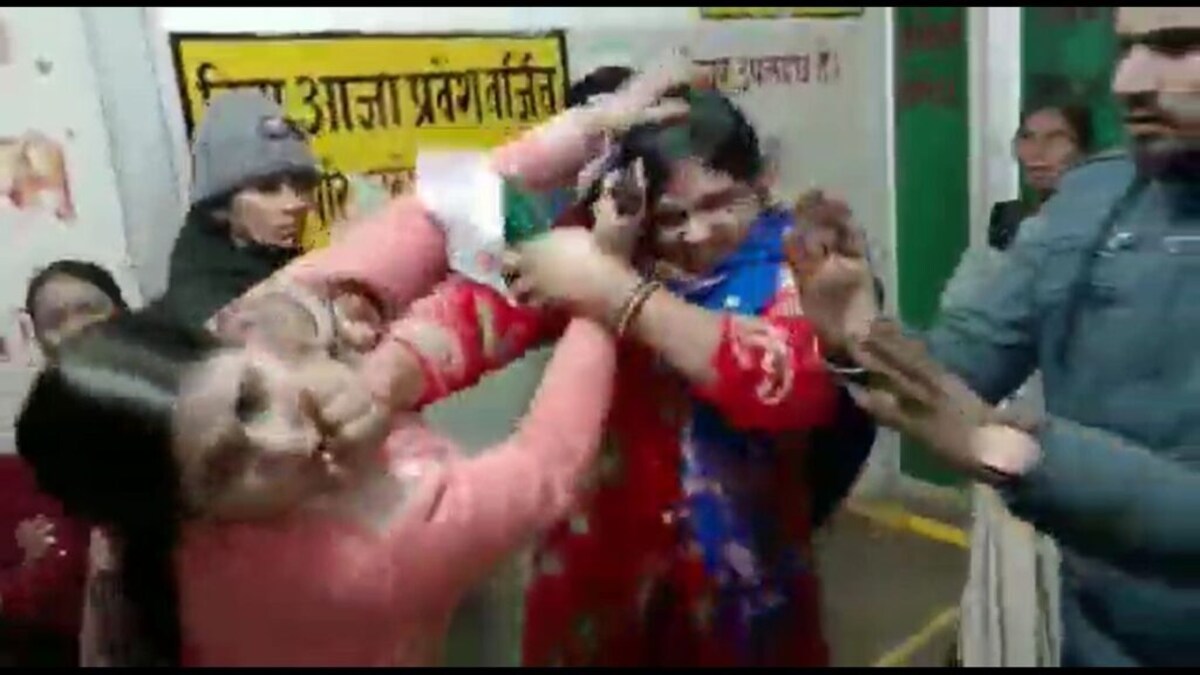सरकारी अस्पताल में मरीज के तीमारदार को महिला कर्मी ने मारा थप्पड़, फिर मिला ये रिएक्शन UP Tak