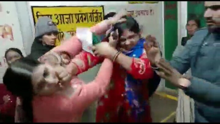 सरकारी अस्पताल में मरीज के तीमारदार को महिला कर्मी ने मारा थप्पड़, फिर मिला ये रिएक्शन UP Tak