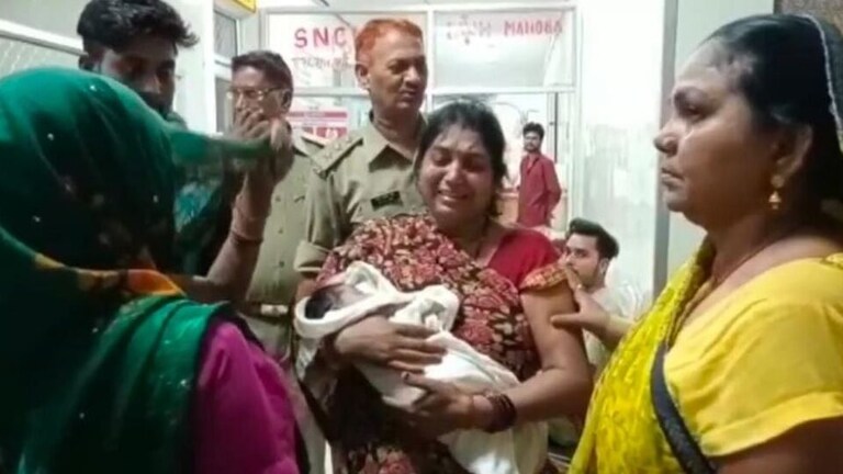 महोबा: अस्पताल में चीटियों ने नवजात को इतना काटा कि हो गई मौत, मचा हंगामा UP Tak