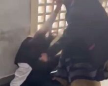 कासगंज: फैमली कोर्ट में 2 महिला अधिवक्ता आपस में भिड़ीं, जमकर चलाए एक दूसरे पर लात-घूंसे UP Tak