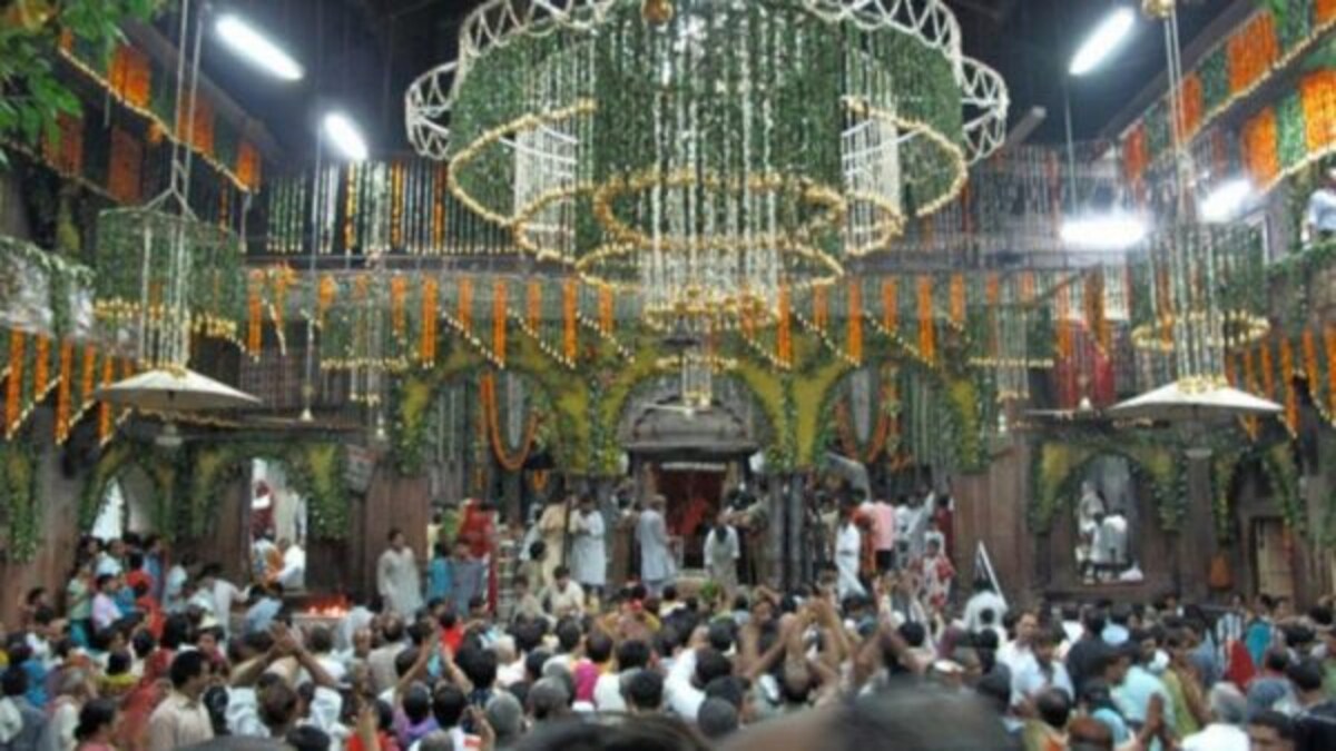 होली से पहले बांकेबिहारी मंदिर ने भक्तों से की ये अपील, बच्चों-बुजुर्गों को ना लाने की अपील UP Tak