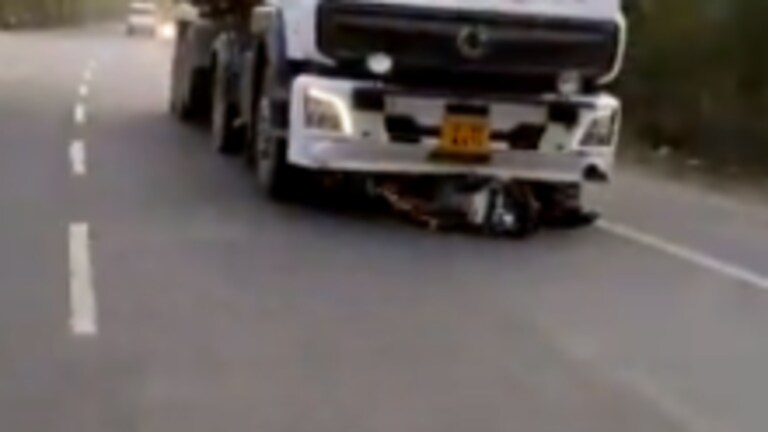 महोबा: ट्रक के साथ 2 किमी तक घिसटता चला गया मासूम, हादसे में दादा-पोते की दर्दनाक मौत UP Tak