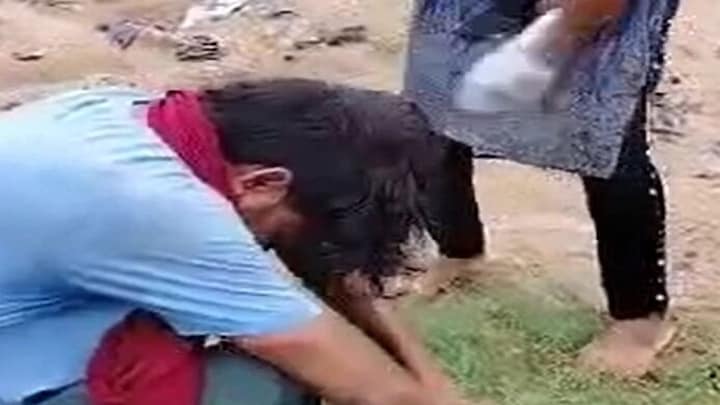 उरई नहीं जालौन का है ये वीडियो, छेड़ने वाले पर 22 सेकेंड में युवती ने बरसाई 38 चप्पलें UP Tak