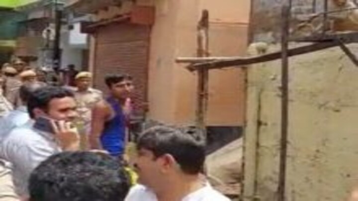 वृंदावन की गलियों में डीएम नवनीत सिंह चहल का चश्मा ले भागा बंदर, देखिए फिर क्या हुआ UP Tak