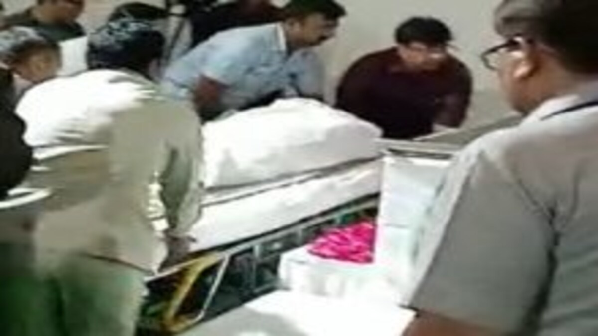 सैफई पहुंचा मुलायम सिंह का पार्थिव शरीर, रास्ते पर लोगों ने बिछाए फूल, अमर रहे के लगे नारे UP Tak