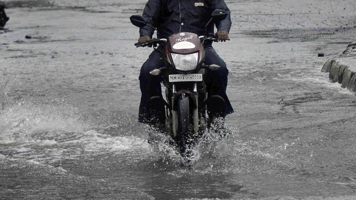 UP weather: फिर बदला मौसम, प्रदेश के कई जिलों में बारिश, लखनऊ में दुर्गा पंडाल गिरा UP Tak