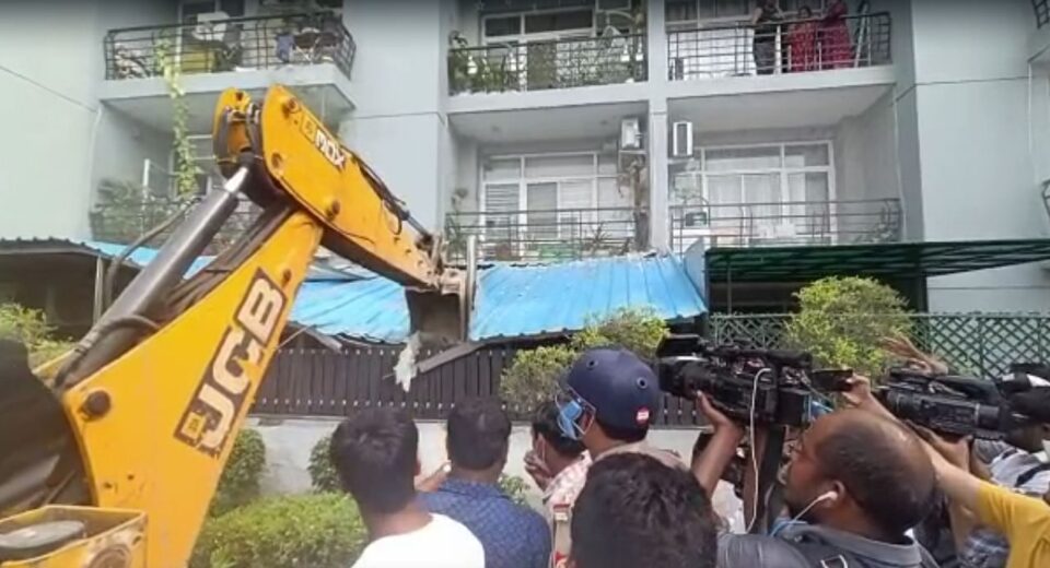 नोएडा: श्रीकांत त्यागी वाली सोसाइटी में फिर चला बुल्डोजर, लोग चीखते रहे, किसी ने नहीं सुनी UP Tak