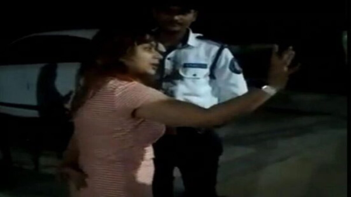 नोएडा: नशे में धुत्त लड़कियों ने देर रात जमकर मचाया हंगामा, गार्ड के साथ की बदतमीजी UP Tak