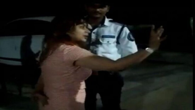 नोएडा: नशे में धुत्त लड़कियों ने देर रात जमकर मचाया हंगामा, गार्ड के साथ की बदतमीजी UP Tak