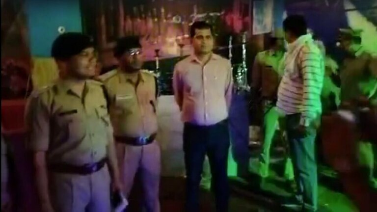 ग्रेटर नोएडा: अवैध हुक्का बार पर पुलिस ने मारा छापा, मौके से 25 लड़के-लड़कियां हिरासत में UP Tak