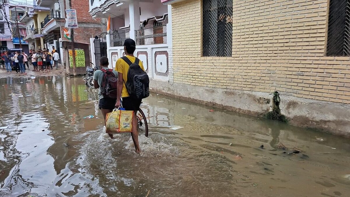 प्रयागराज: गंगा-यमुना ने शुरू किया डूबोना, कहीं घर डूबे तो कहीं सड़कें गायब, देखें हालात UP Tak