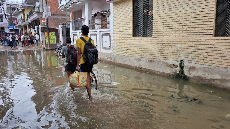 प्रयागराज: गंगा-यमुना ने शुरू किया डूबोना, कहीं घर डूबे तो कहीं सड़कें गायब, देखें हालात UPTak