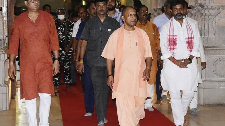 वाराणसी: विश्वनाथ मंदिर में सीएम योगी ने टेका मत्था, निर्माणाधीन परियोजना का किया निरीक्षण UP Tak