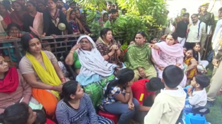 प्रयागराज : उमेश पाल के घर सांत्वना देने पहुंचीं विधायक पूजा पाल की परिवार से हुई बहस UP Tak