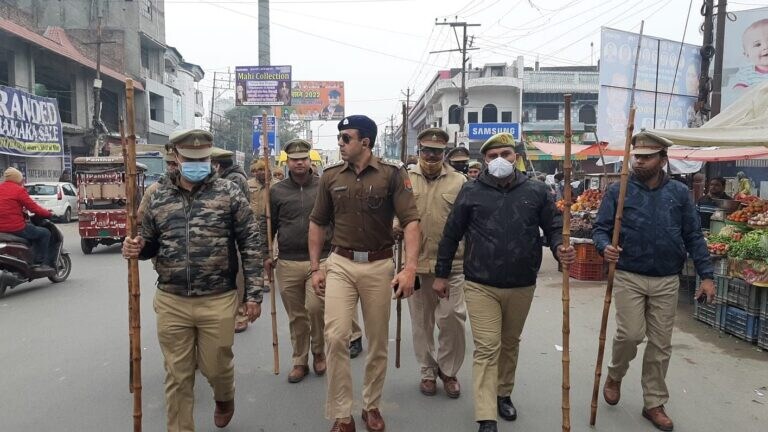 रामपुर: 6-6 फीट का लठ लेकर निकले पुलिस के जवान, जानिए आखिर क्यों हुआ लठ वाला मार्च UP Tak