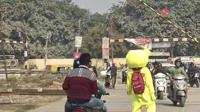 रेलवे ट्रैक पर ‘मिक्की माउस’ बनकर रील बनाना युवक को पड़ा भारी, RPF ने लिया ये एक्शन UP Tak