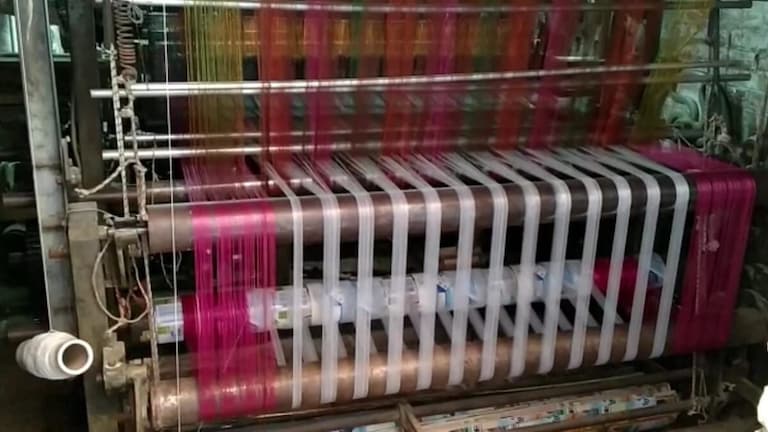 काशी की पहचान ‘बनारसी साड़ी’ बनाने वालों की बदलेगी किस्मत, योगी सरकार ला रही CFC प्लान UP Tak