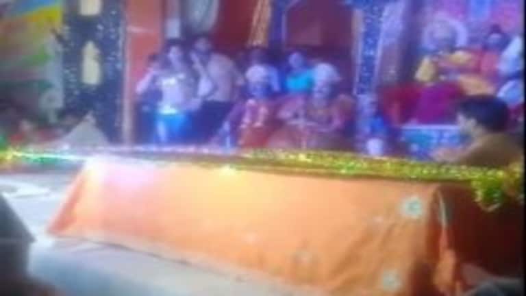 संभल: रामलीला मंच पर राम-लक्ष्मण के किरदार में बैठे थे कलाकार, कांटा लगा पर हो रहा था डांस UP Tak