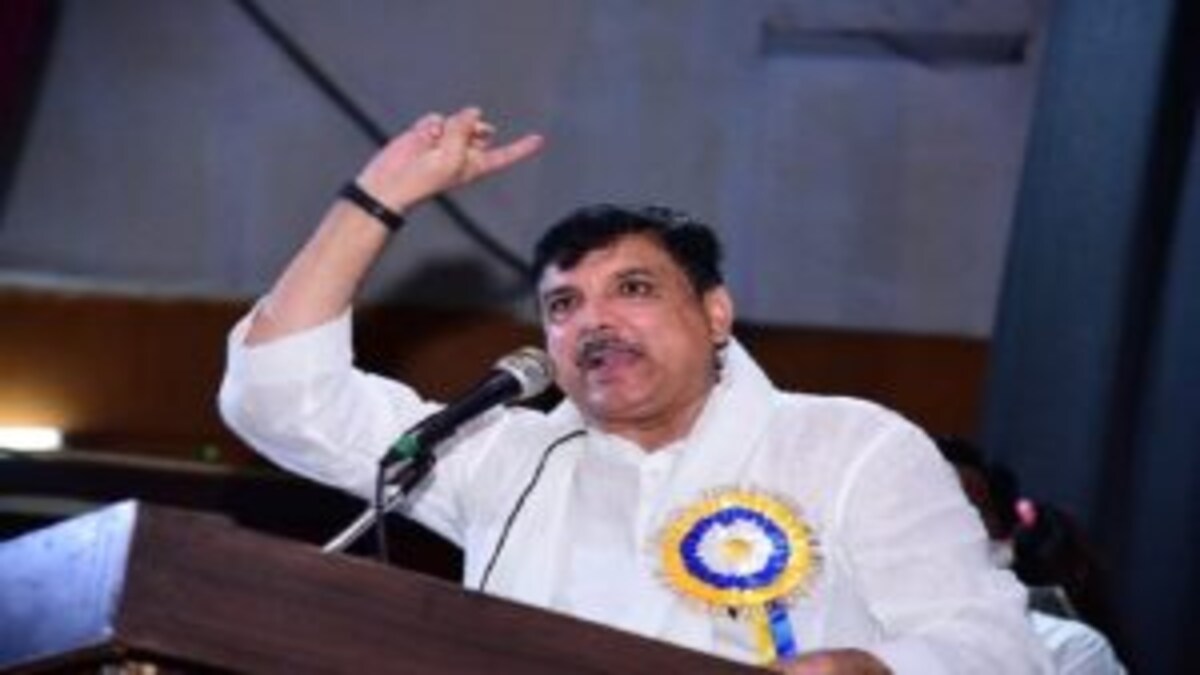AAP नेता संजय सिंह बोले- योगी के प्रोग्राम में टॉयलेट को रंगा भगवा, क्या ये अपमान नहीं? UP Tak