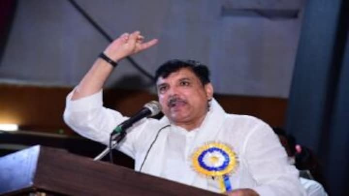 AAP नेता संजय सिंह बोले- योगी के प्रोग्राम में टॉयलेट को रंगा भगवा, क्या ये अपमान नहीं? UP Tak