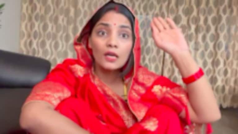 नेहा राठौर ने अब कानपुर देहात में मां बेटी के जलने की घटना से जोड़कर गया ‘यूपी में का बा’, देखें UP Tak