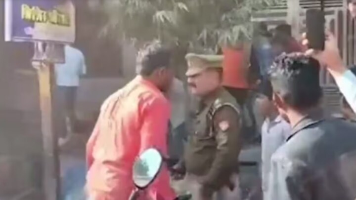 बांदा: मस्जिद के जीर्णोद्धार के दौरान हंगामा मामले में VHP और बजरंग दल के कार्यकर्ताओं के खिलाफ केस दर्ज UP Tak