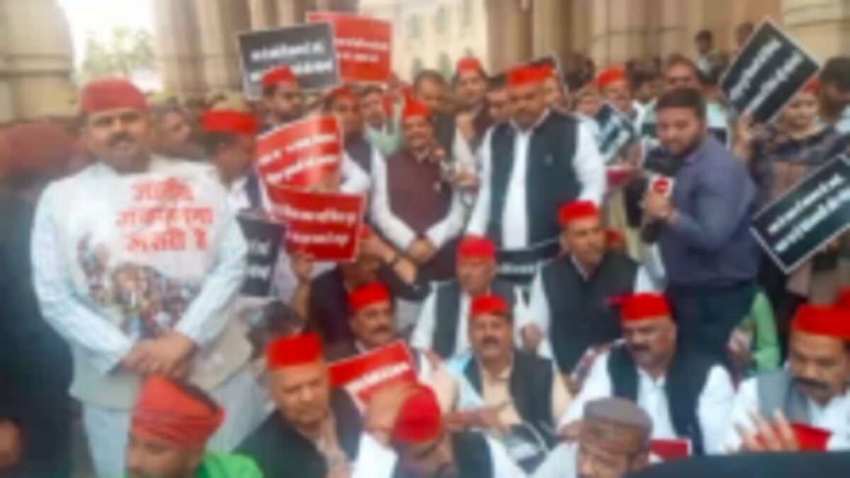 शिवपाल की अगुवाई में बजट सत्र से पहले सपा विधायकों का धरना प्रदर्शन, केशव मौर्य ने कही ये बात UP Tak