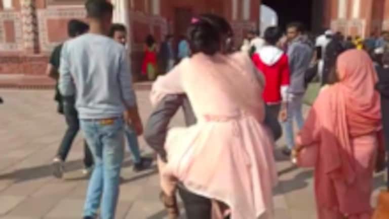 भाई ने पीठ पर बैठाकर विकलांग बहन को दिखाया ताजमहल, पूरी की बचपन की इच्छा UP Tak