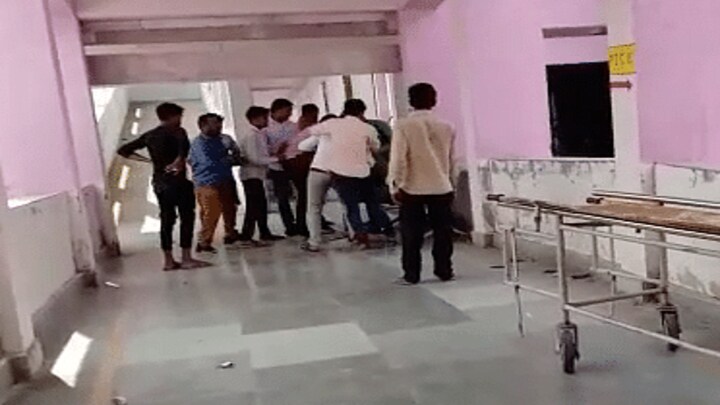 बाराबंकी: मास्क न पहनने पर स्वास्थ्यकर्मी ने BJP नेता को टोका, कहासुनी के बाद हुई मारपीट UP Tak