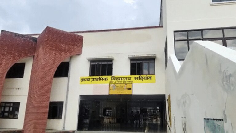 स्कूल भवन का नाम बदल वाजपेयी से जोड़ने पर सियासत, अखिलेश ने कही ये बात UP Tak