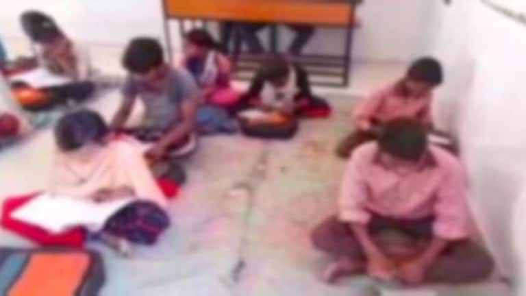 सीतापुर: छात्रों के सामने प्रधान अध्यापिका को गाली देने का Video वायरल, आरोपी टीचर निलंबित UP Tak