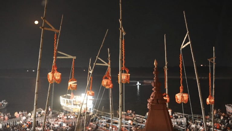 काशी में गंगा घाट पर पूर्वजों के लिए जलाए जाते हैं ‘आकाश दीप’, जानें इस अद्भुत परंपरा को UP Tak