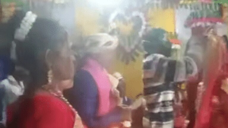 वरमाला पहनाने जा रहा था दूल्हा, बीच में आकर प्रेमी ने भर दी दुल्हन की मांग, जानें क्या हुआ UPTak