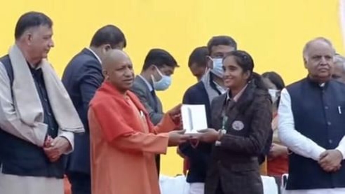 इस बार यूपी के 40 लाख युवाओं को मिलेगा अपग्रेडेड स्मार्टफोन-टैबलेट, जानें इस लिस्ट में कौन UP Tak