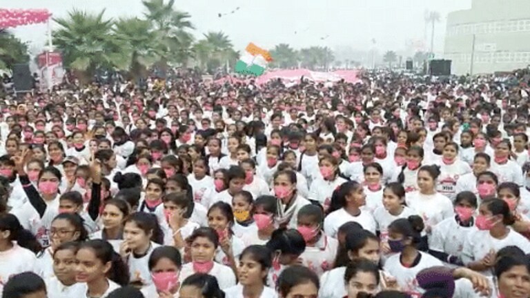 लखनऊ: CM योगी ने जहां बांटे मोबाइल, वहीं प्रियंका करा रहीं लड़कियों का मैराथन, देखें भीड़ UP Tak