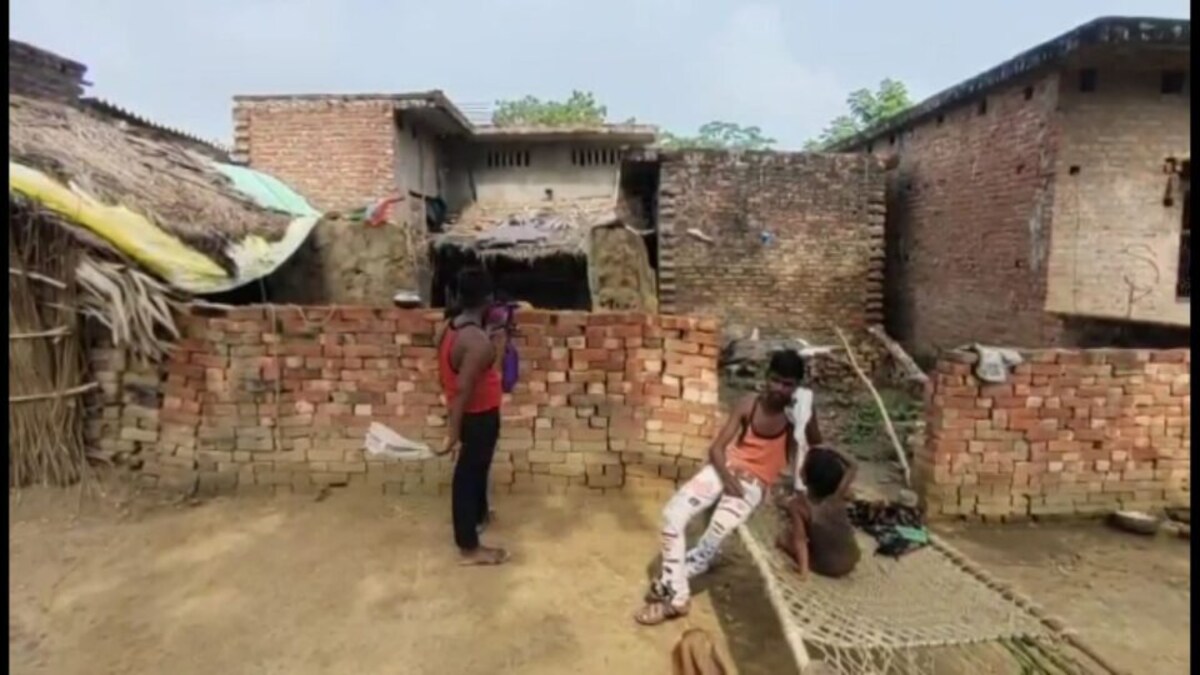 मऊ: पत्नी से ऐसा क्या हुआ कि पति एक महीने से रह रहा ताड़ के पेड़ पर! जानें पूरा मामला UP Tak