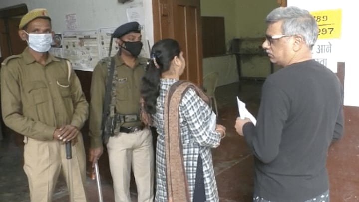 UP चुनाव: क्या वाराणसी में लगाई गई गुजरात पुलिस? रिटायर्ड IAS के सवाल पर ये बोले DM UP Tak