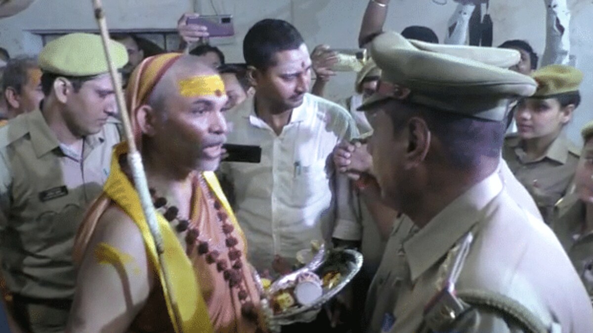 ज्ञानवापी: पूजा के लिए जा रहे अविमुक्तेश्वरानंद किए गए नजरबंद, अन्न-जल त्याग अनशन पर बैठे UP Tak