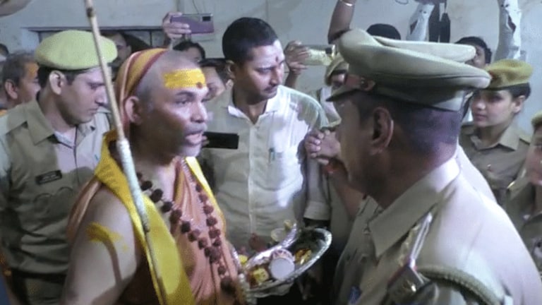 ज्ञानवापी: पूजा के लिए जा रहे अविमुक्तेश्वरानंद किए गए नजरबंद, अन्न-जल त्याग अनशन पर बैठे UP Tak