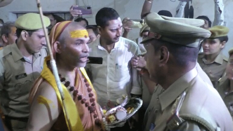 ज्ञानवापी: पूजा के लिए जा रहे अविमुक्तेश्वरानंद किए गए नजरबंद, अन्न-जल त्याग अनशन पर बैठे UP Tak