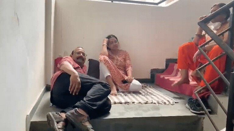 Greater Noida : अपने घर के लिए धरने पर बैठे थे मकान मालिक, आखिरकार किराएदार का ‘दिल पसीजा’ UP Tak