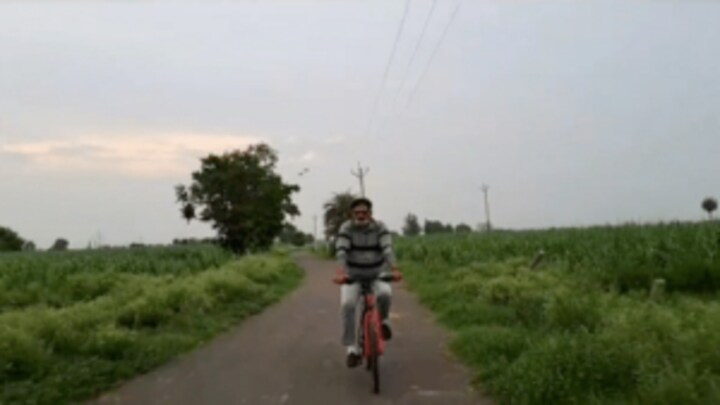 नोएडा: पानी से भरे गड्ढे में गिरे साइकिल सवार भाजपा विधायक, टूट गई हाथ की हड्डी UP Tak