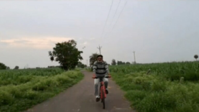 नोएडा: पानी से भरे गड्ढे में गिरे साइकिल सवार भाजपा विधायक, टूट गई हाथ की हड्डी UP Tak