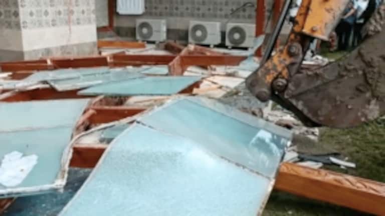 नोएडा में महिला से बदसलूकी के आरोपी श्रीकांत त्यागी के अवैध निर्माण पर चला बुल्डोजर, देखें UP Tak