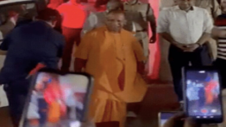 देर रात अचानक निरीक्षण के लिए गाजियाबाद की रिहायशी सोसायटी पहुंच गए CM योगी, फिर ये हुआ UP Tak