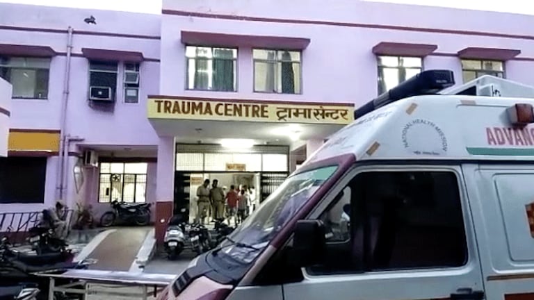 बाराबंकी में सड़क हादसा: खड़ी बस को ट्रक ने मारी टक्कर, चार लोगों की मौत, 10 जख्मी UP Tak