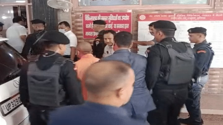 लखनऊ के होटल लेवाना में लगी आग, अबतक 4 लोगों मौत, CM योगी अस्पताल में घायलों से मिले UP Tak