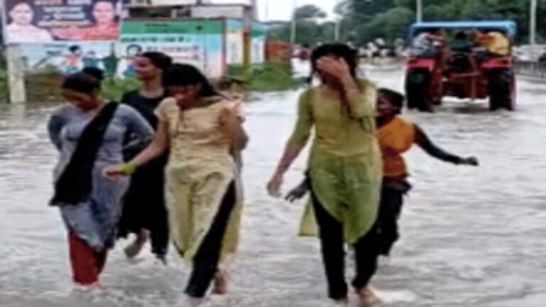 हमीरपुर में हो रही भारी बारिश, हाईवे पानी से लबालब, युवकों ने मस्ती करते हुए की ‘स्विमिंग’ UP Tak