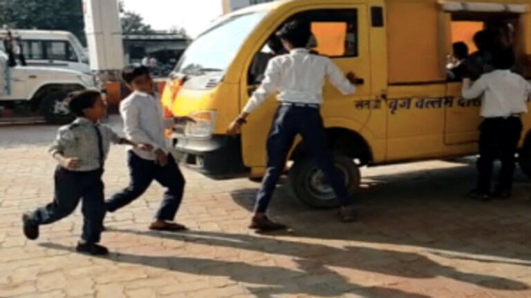 हमीरपुर: देखिए स्कूल वैन शुरू न होने पर मासूम छात्र कैसे लगा रहे धक्का, Video हुआ वायरल UP Tak
