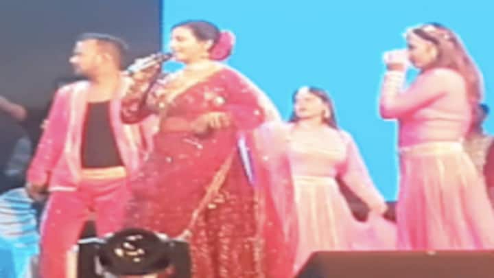 जौनपुर में स्टेज पर परफॉर्मेंस दे रही थीं भोजपुरी एक्ट्रेस अक्षरा सिंह, किसने फेंका पत्थर? UP Tak